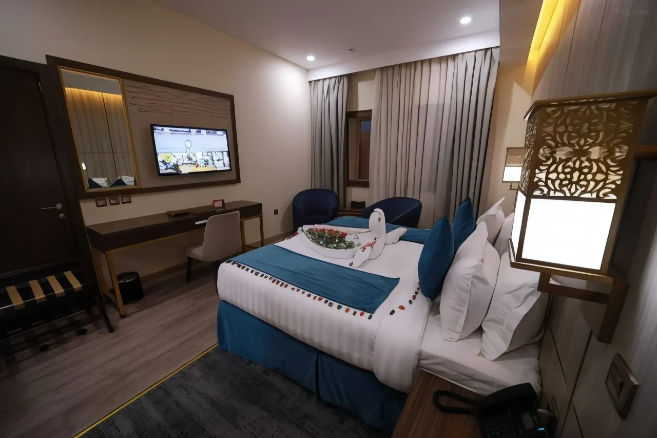 Pullman_ZamZam21.webp