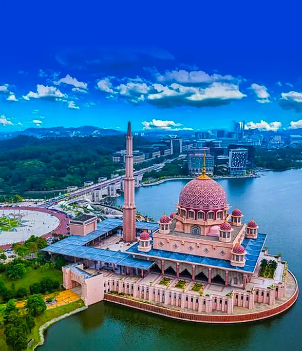 Pray at the National Mosque of Malaysia - Masjid Negara